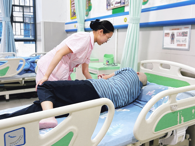 梁莹协助老人进行床上翻身训练.jpg