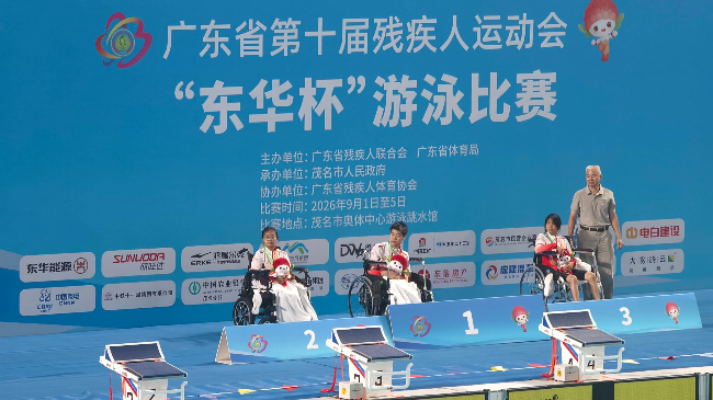白海园领奖现场（右1）.jpg